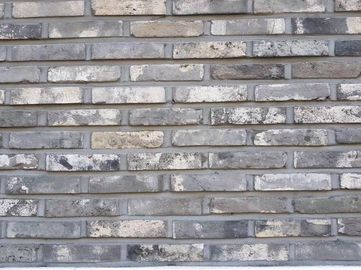 Vieux type antique repris glissements de brique pour la décoration extérieure de mur